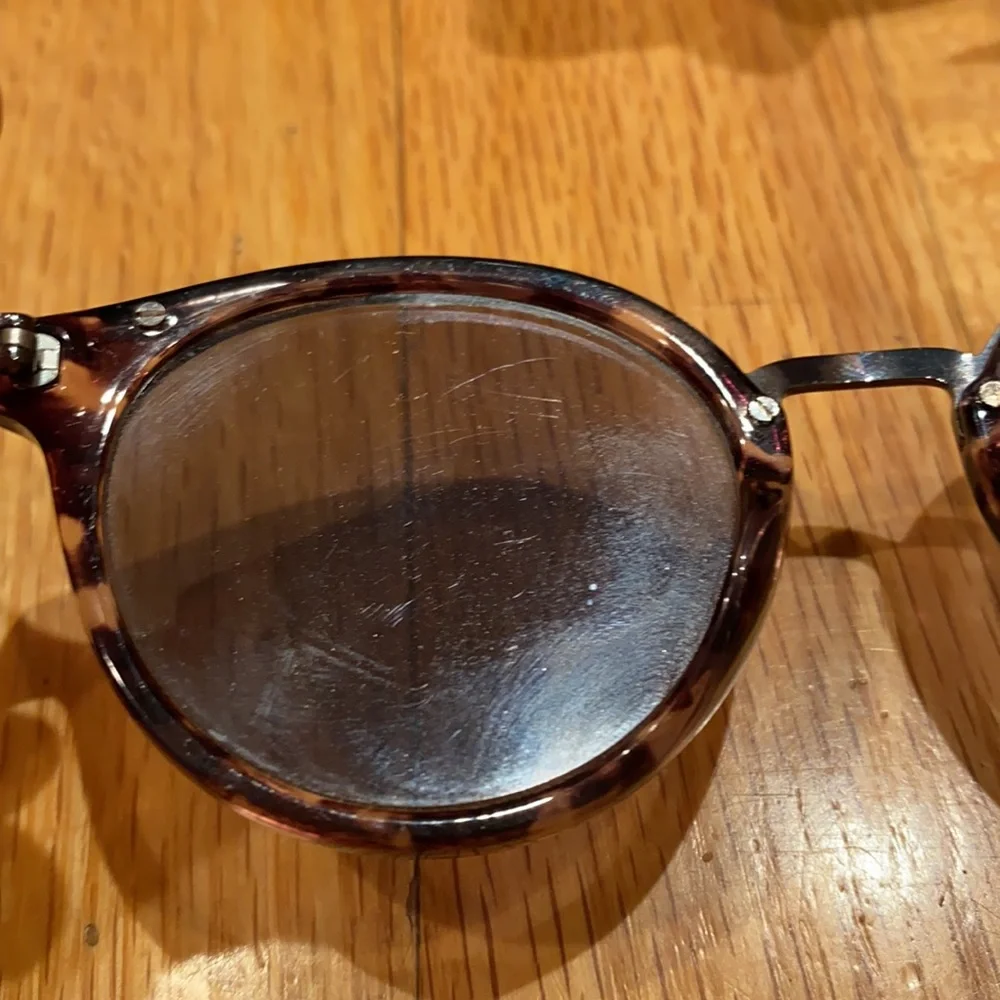 Guess Designer Sunglasses with Mirror Lenses 😎 - Picture 7 of 11